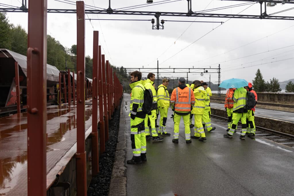 Gruppe med instruktører kledd i verneklær.