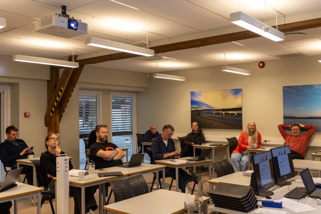 Mange ansatte fra Lokførerskolen i klasserom.