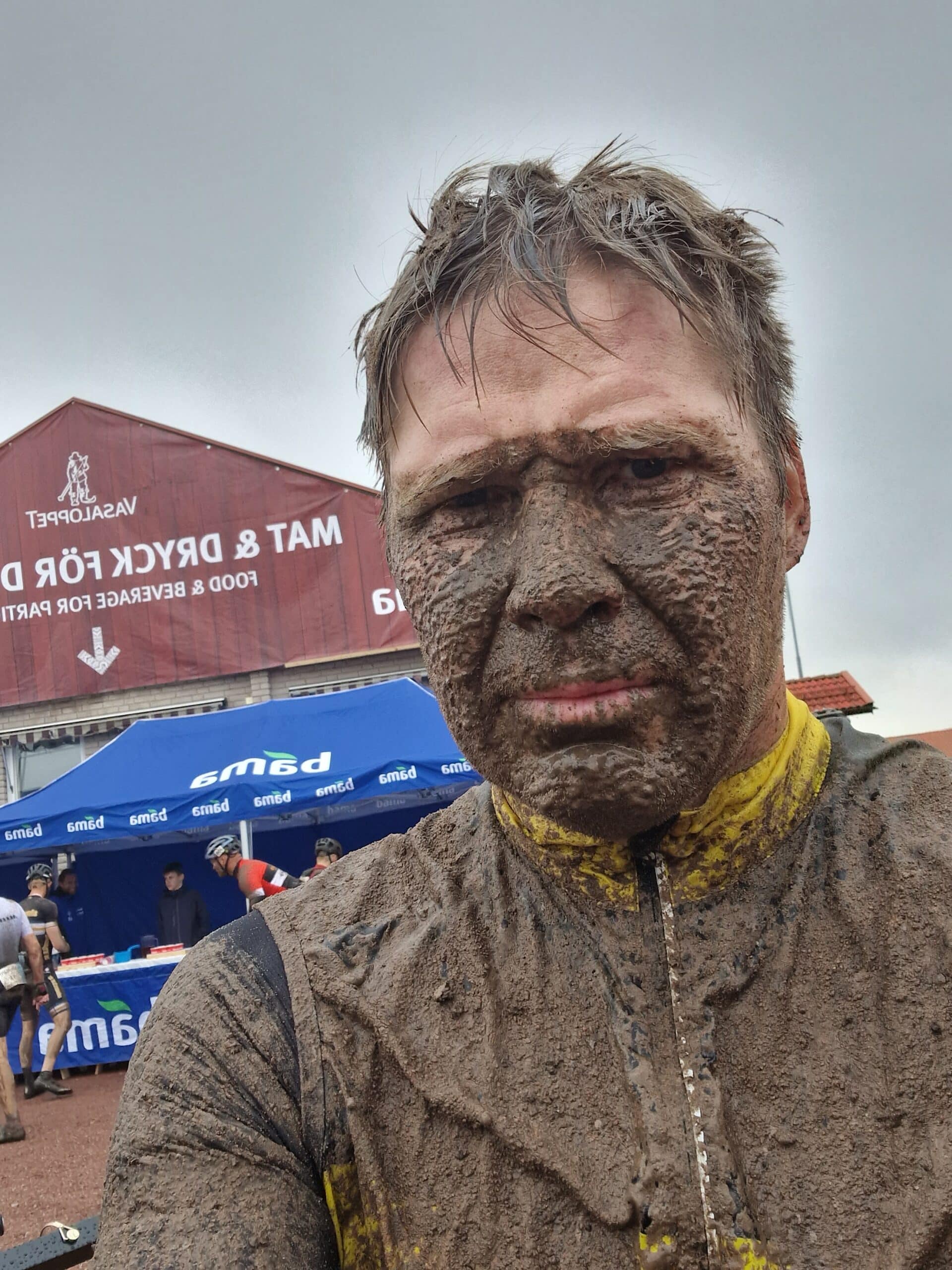 Øyvind med gjørme i ansiktet.