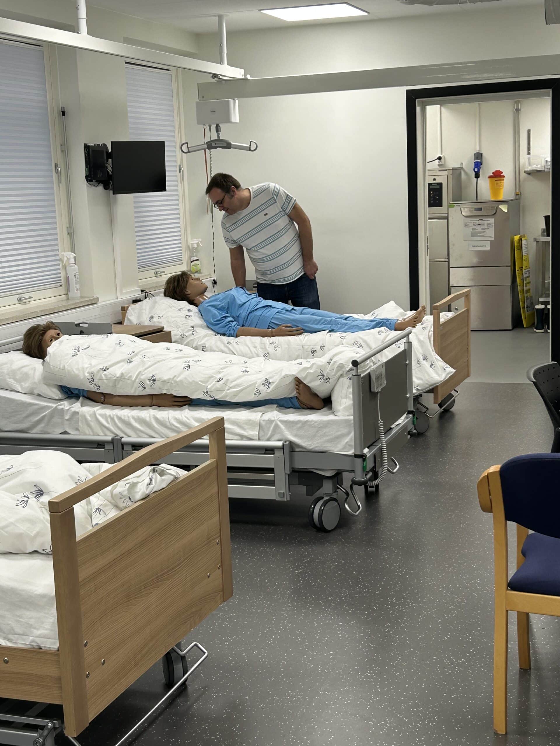 Simulering innen helsefag, med dukker.