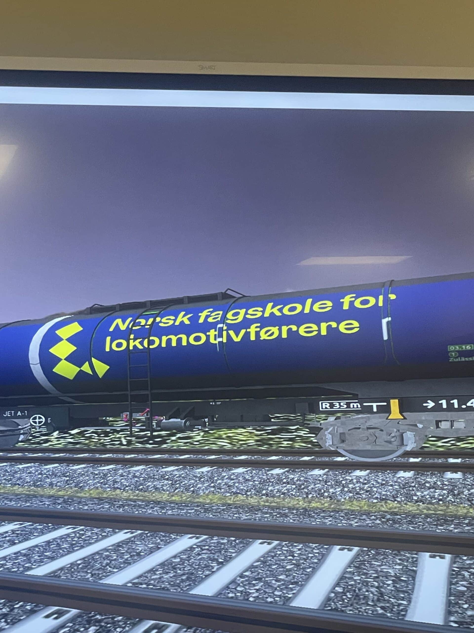 Godstog med Lokførerskolens logo