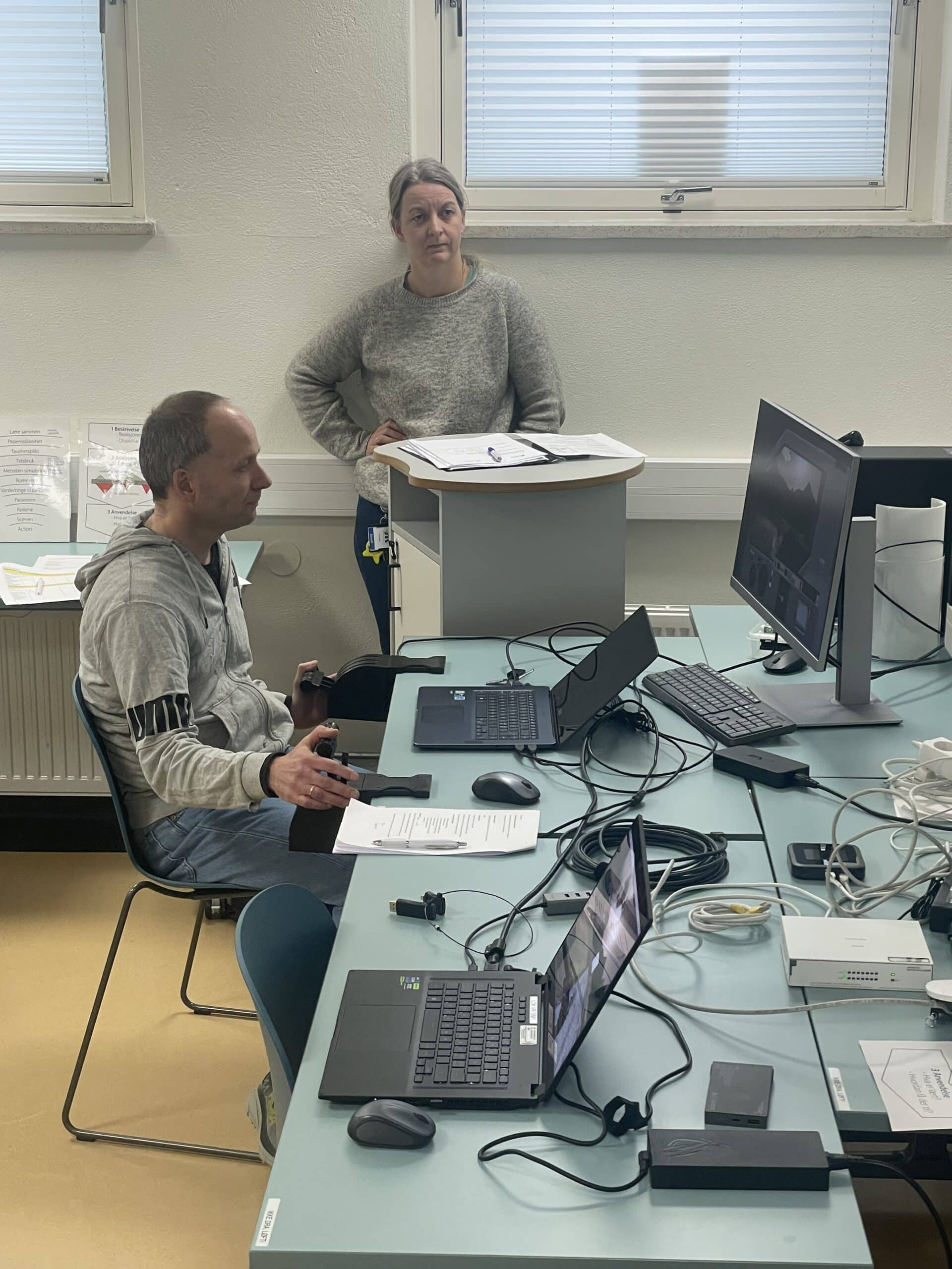 Hallgeir forteller om simulering på Lokførerskolen til en medstudent fra helsefag.