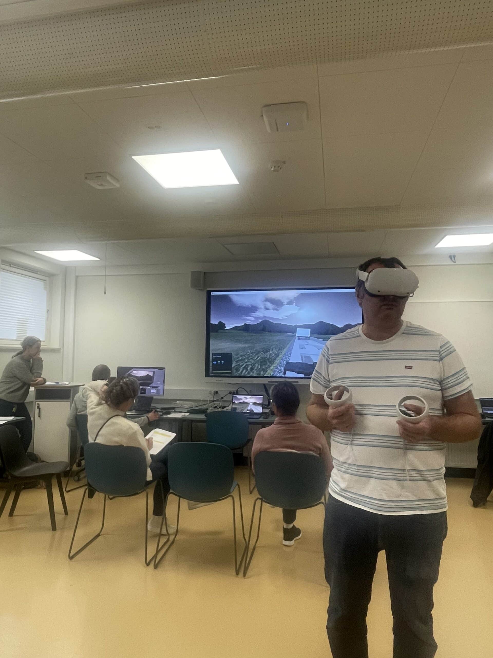 Håkon demonstrer VR for interesserte medstudenter.