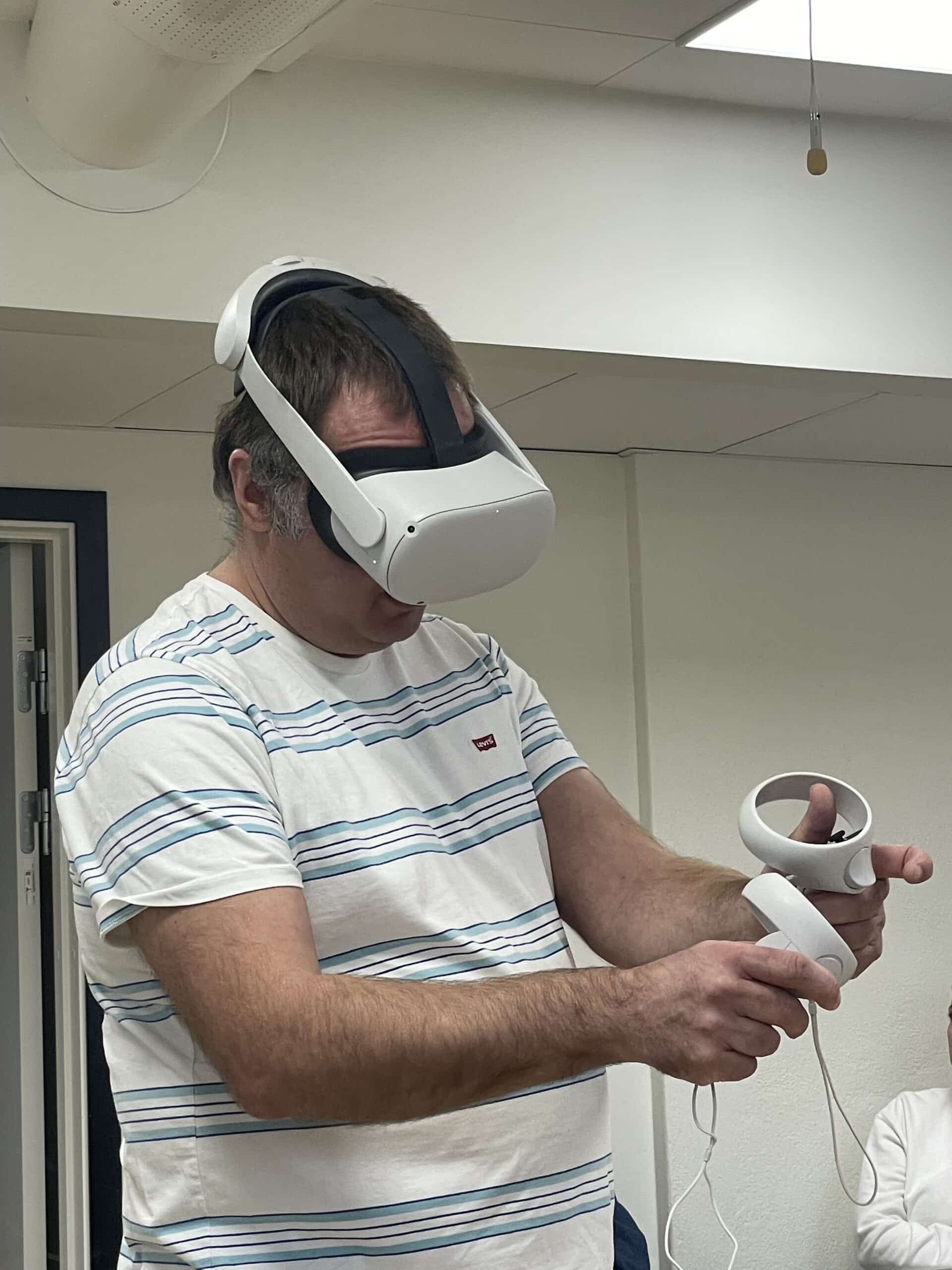 Håkon med VR-briller og håndkontroller