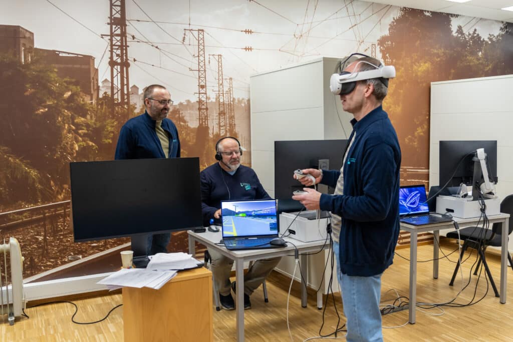 Håkon Ottar og Hallgeir i skolens VR-studio der studentene og andre øver på skifting i trygge omgivelser, før de drar ut og praktiserer i felt.