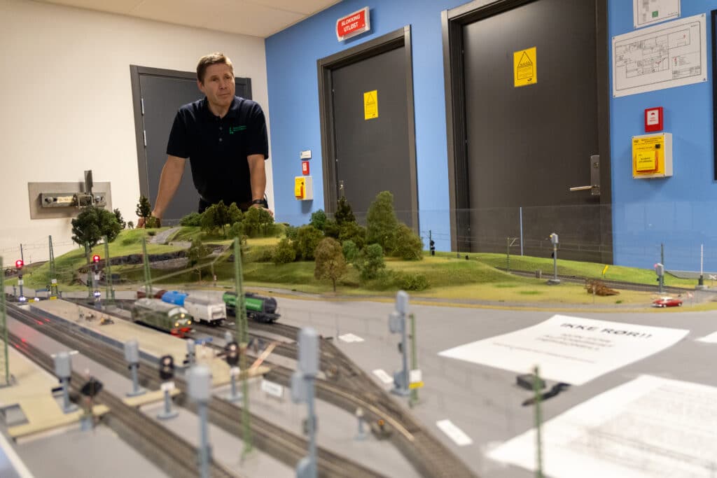 Øyvind ved modelljernbanen.