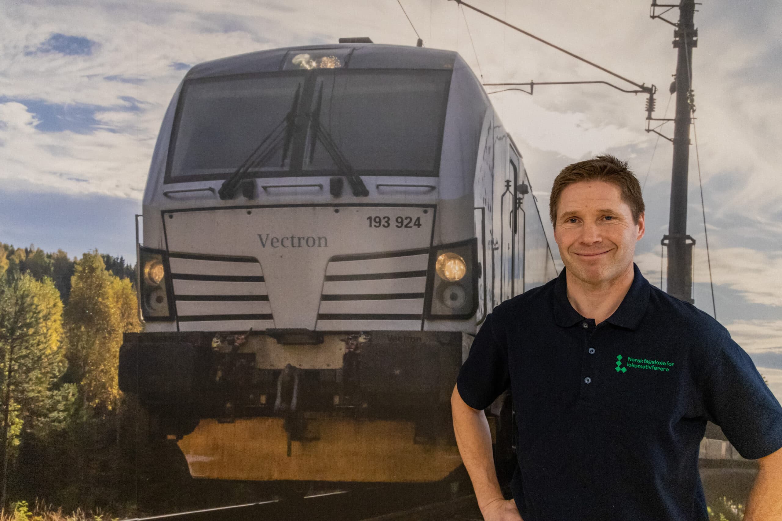 Øyvind foran bilde av tog.