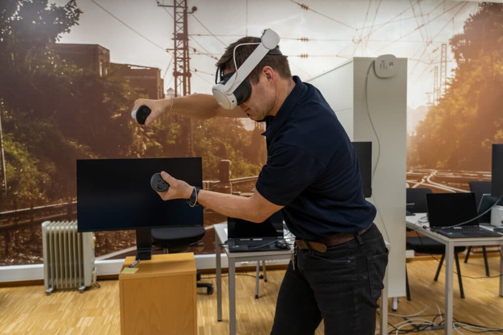 Øyvind med VR-briller og håndkonsoller.
