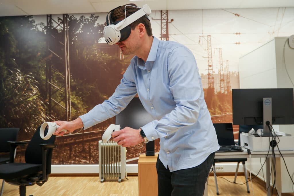 Kim med VR-briller og håndkontroller