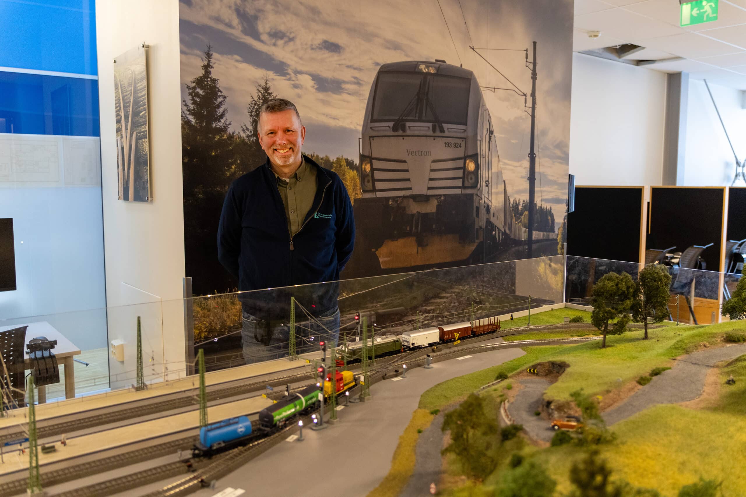 Arnt Einar ved modelljernbanen