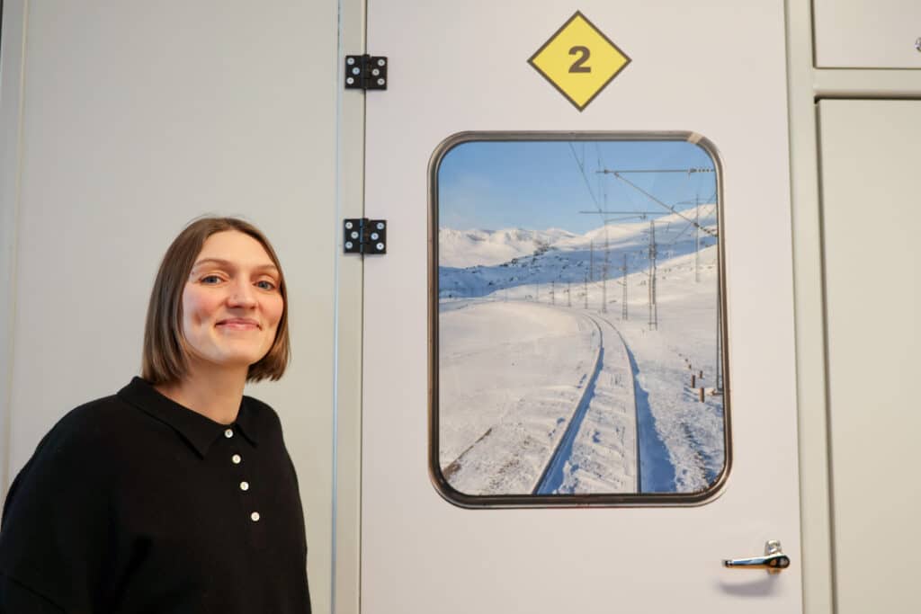 Celin ved bilde av togskinner