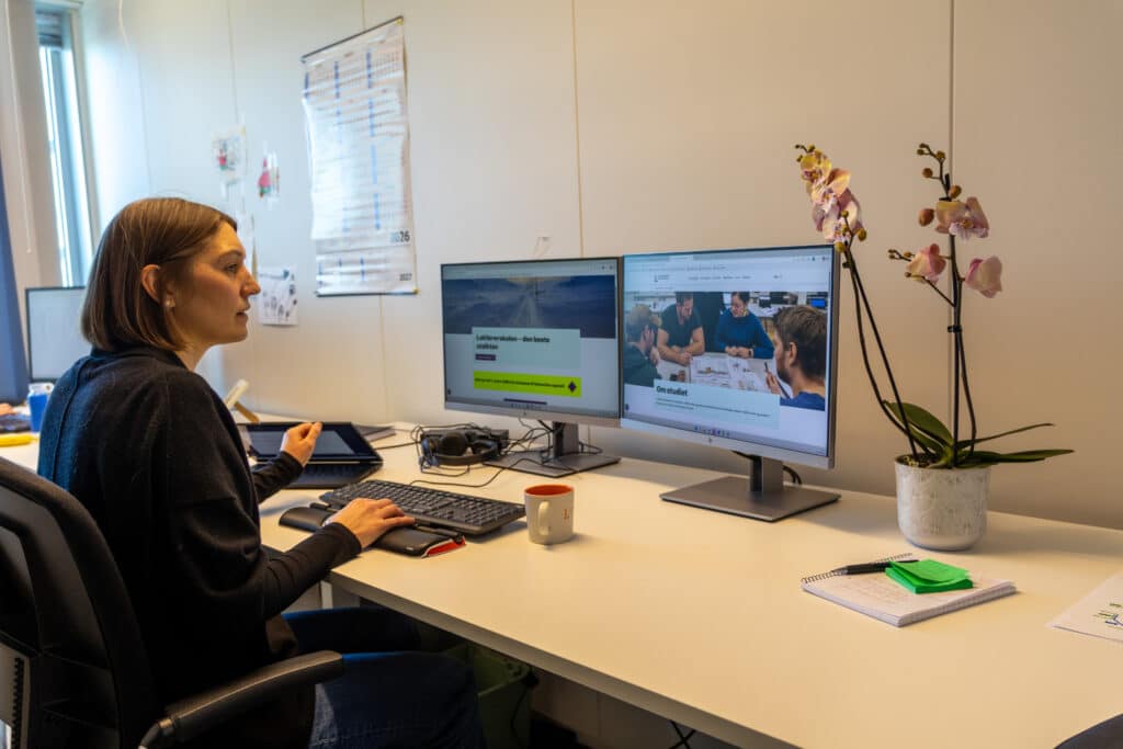 Celin ved skrivebordet