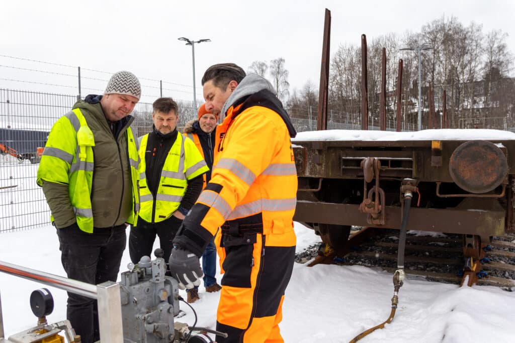 Menn i verneklær ved godsvogn