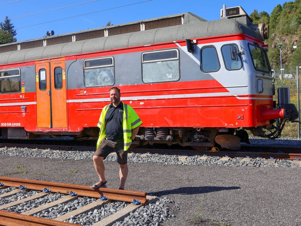 Faglærer foran et tog - 69-sett