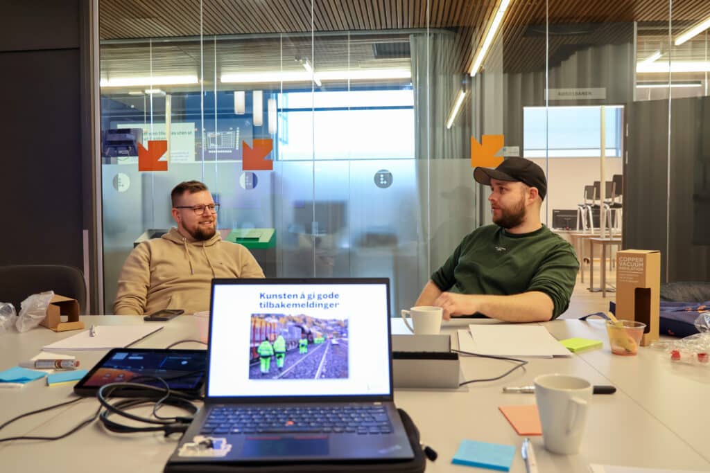 Even og Stian i klasserommet.