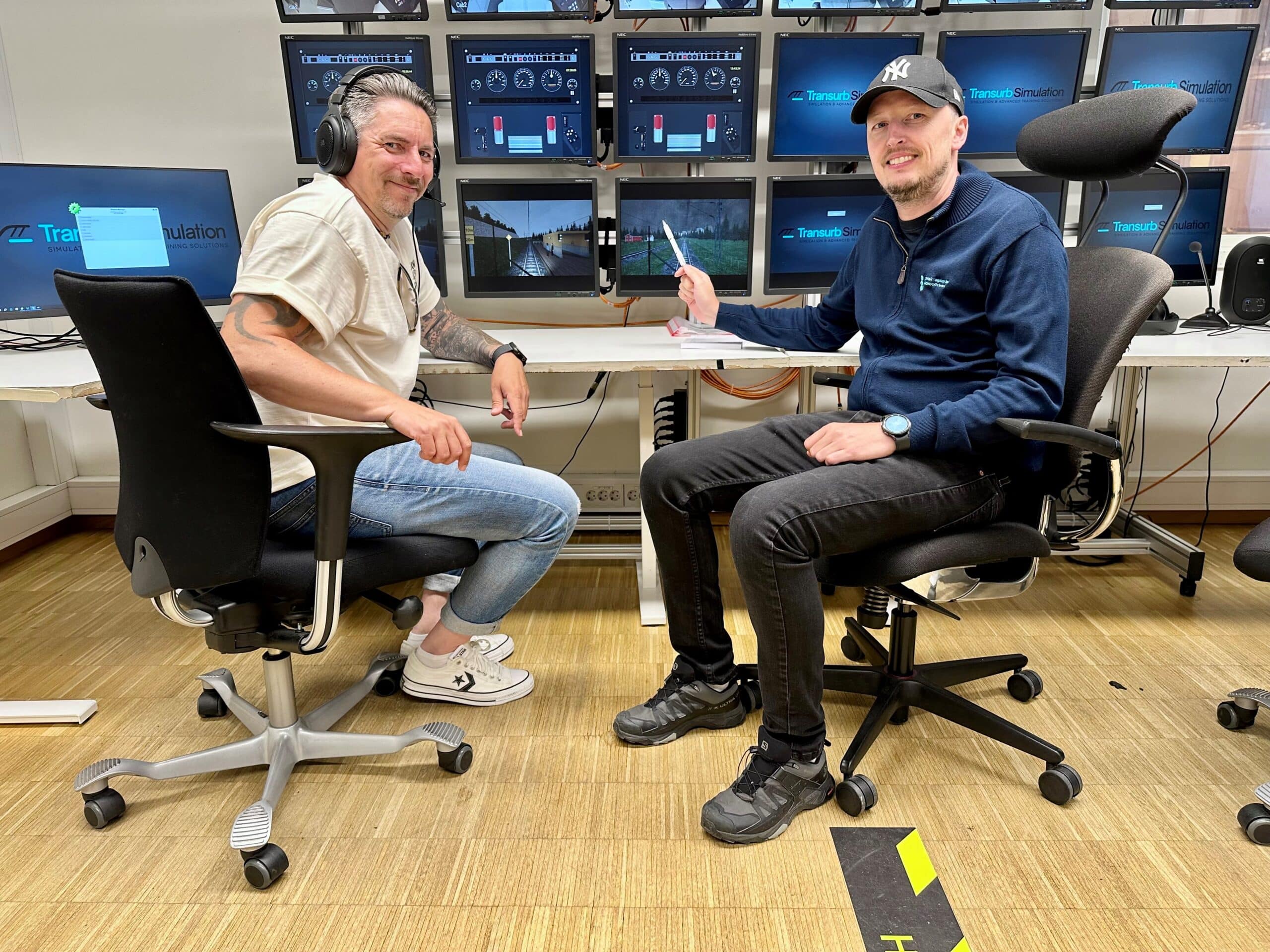 To faglærere foran skjermer