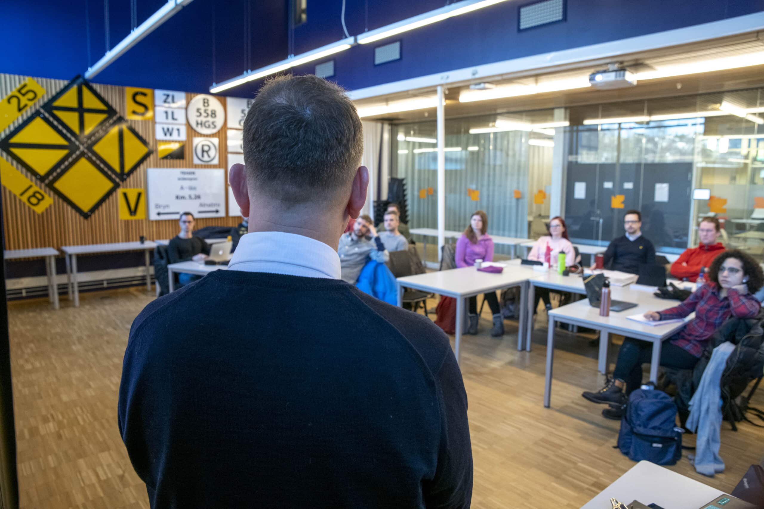 Bilete av lærar og studentar.