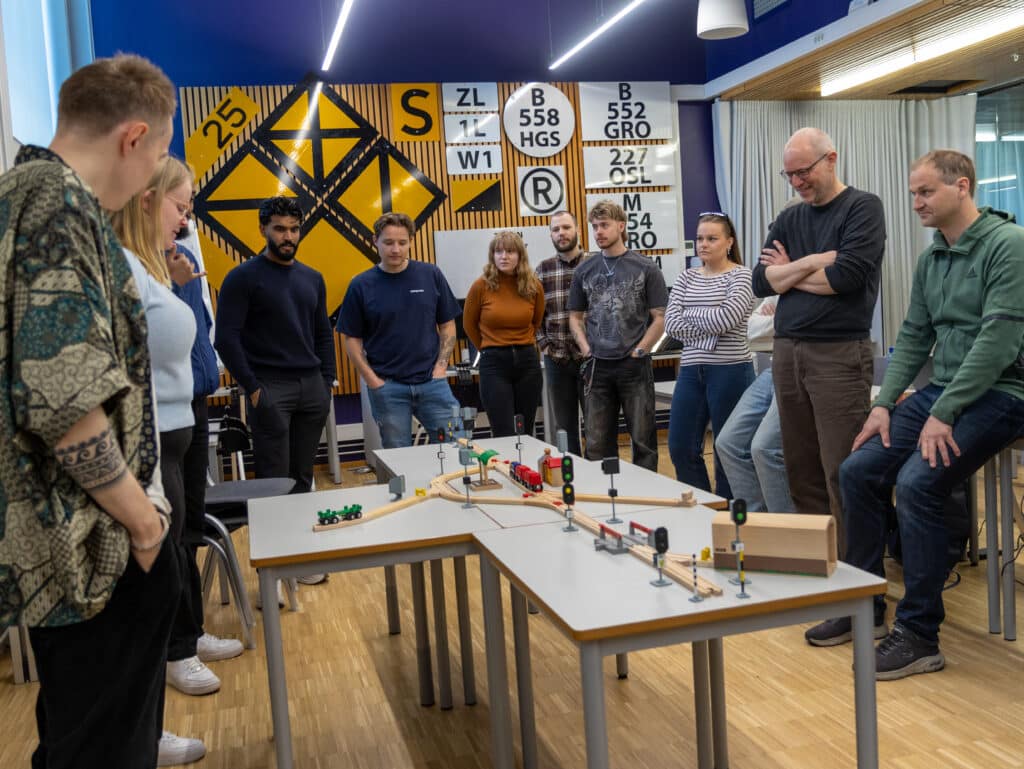 Studentar frå kull 1-26 lærer om sporskifting.