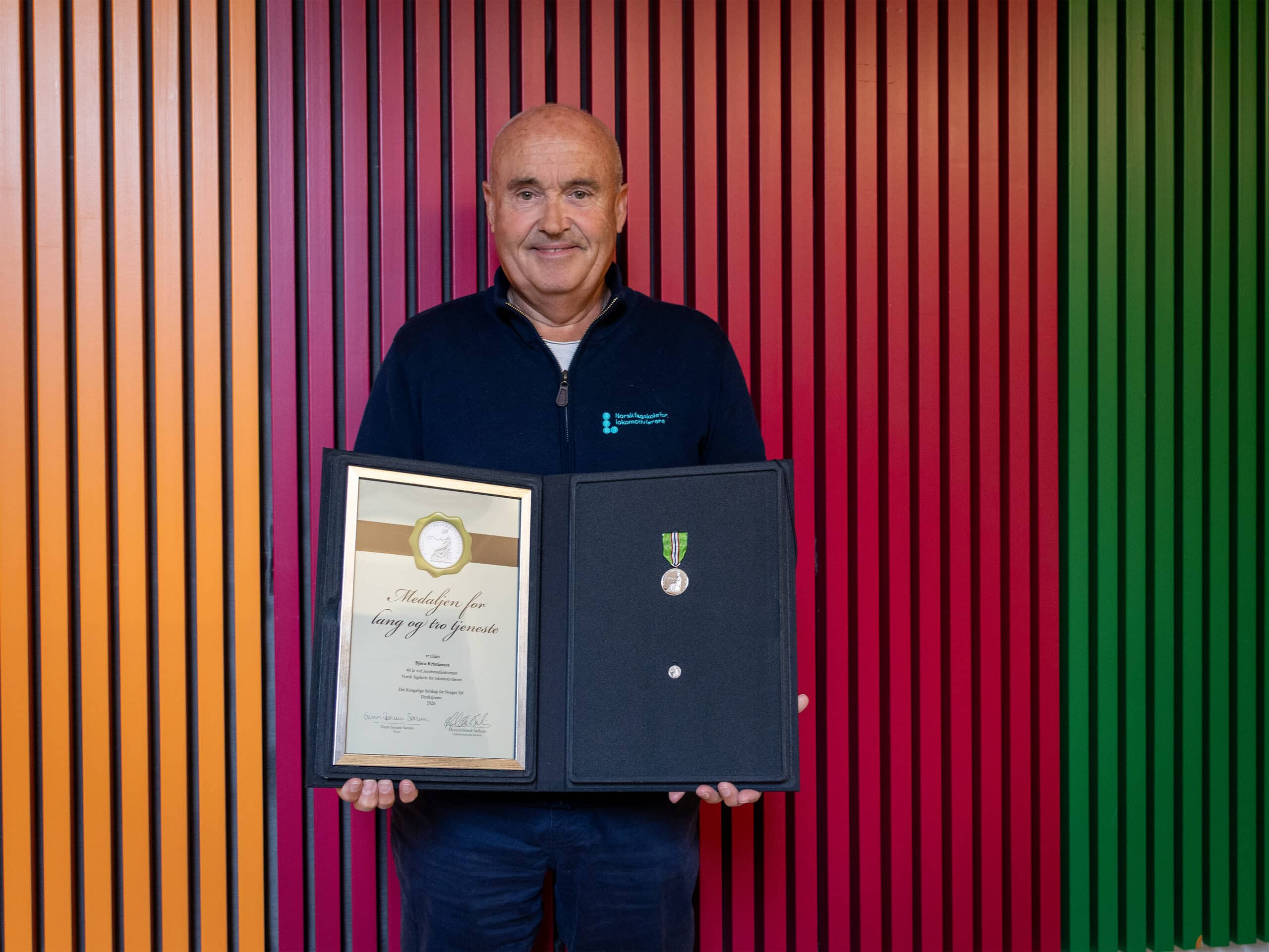 Bjørn med medaljen for lang og tro tjeneste