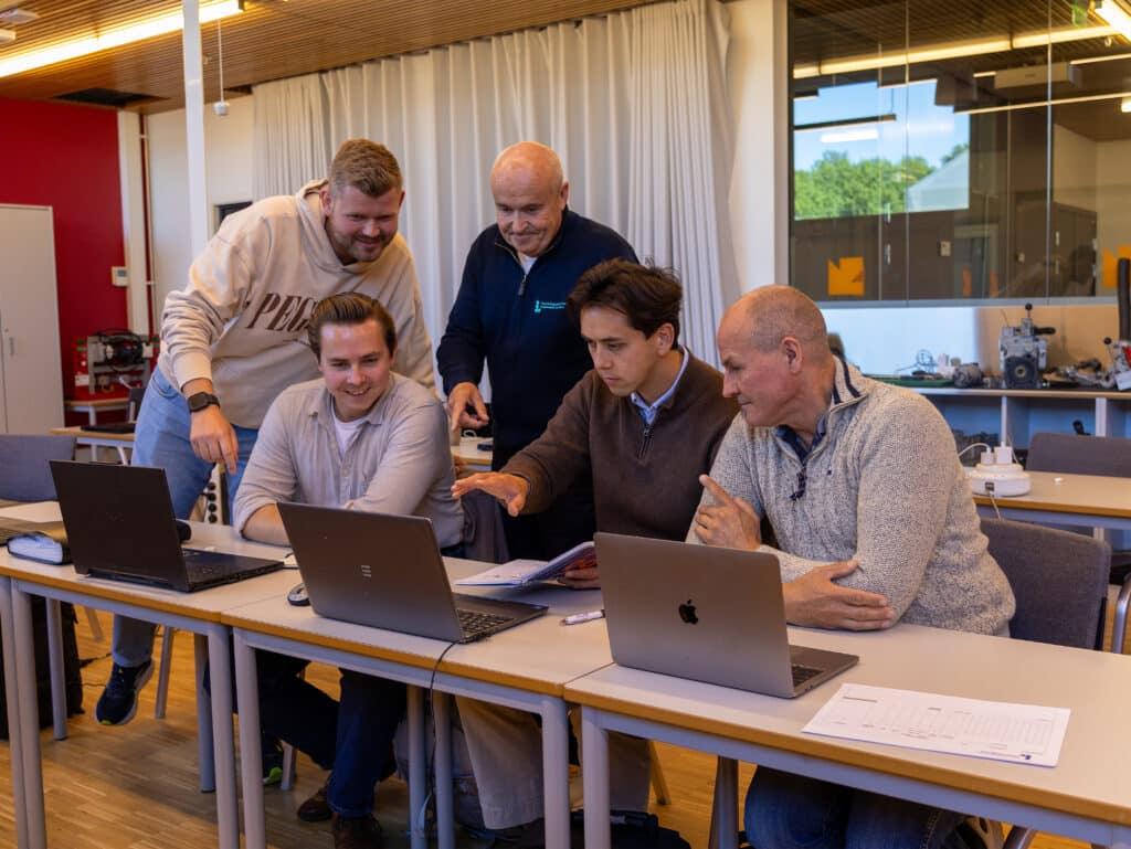 Bjørn med studenter i klasserom