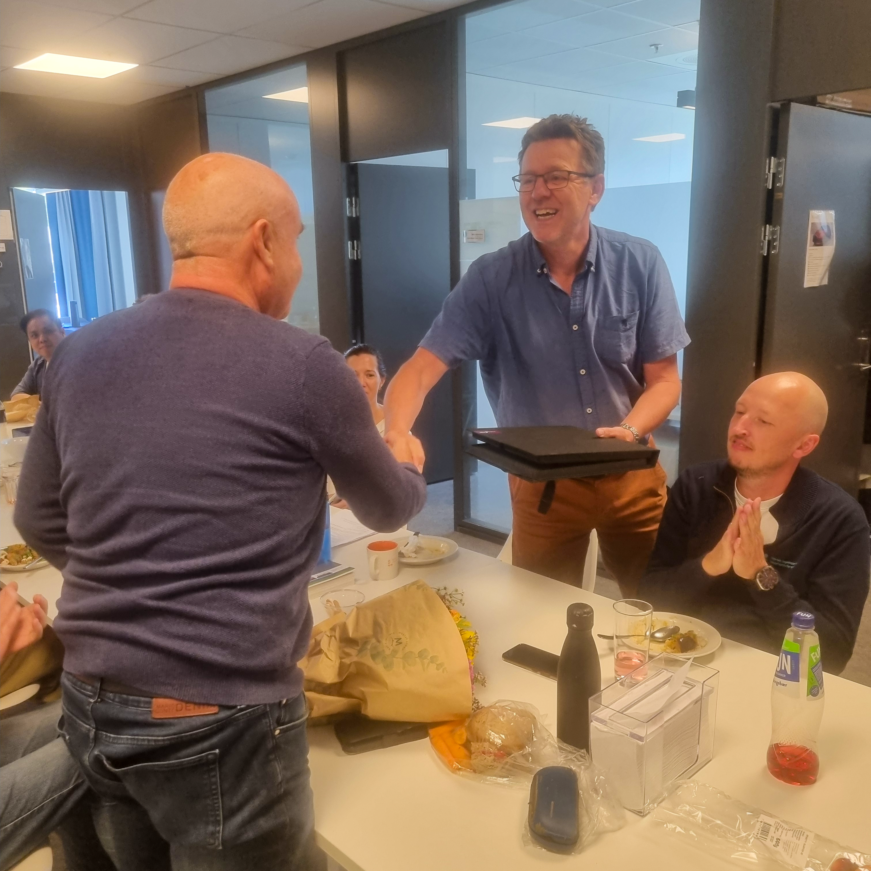 Overrekking av medaljen fra rektor