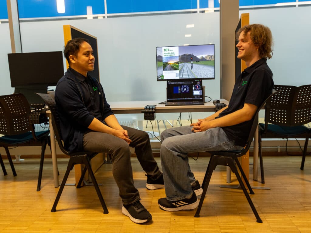 Tommy og Sander ved desksimulator,